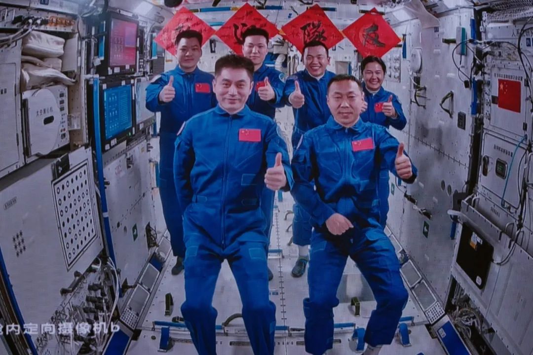 神舟十九號3名航天員順利進(jìn)駐中國空間站，與神舟十八號乘組“太空會師”。中國載人航天工程辦公室供圖
